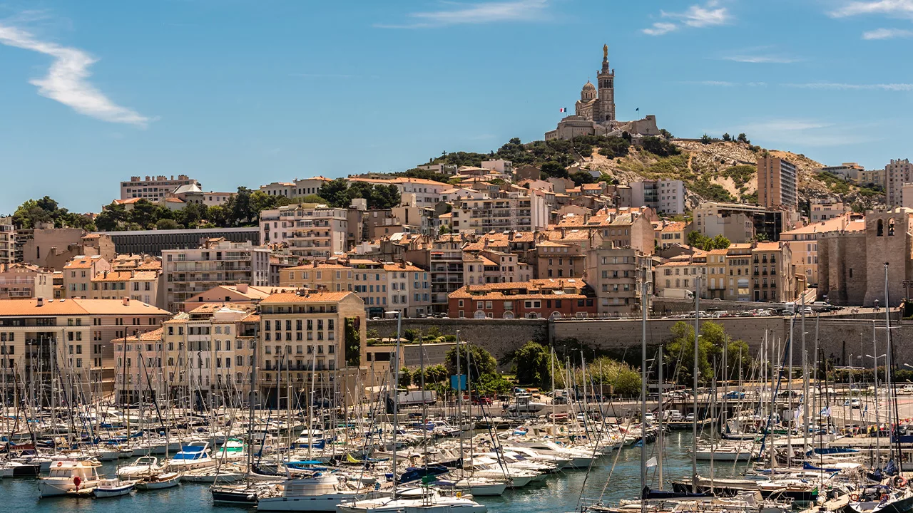 Photographie depuis le port de Marseille, vu sur Notre Dame de la Garde